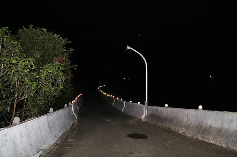 石硦村防汛道路新設路燈點燈 LED燈照亮夜路