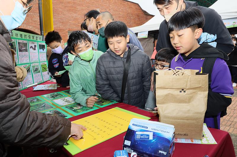 孩子們開心地挑戰闖關遊戲