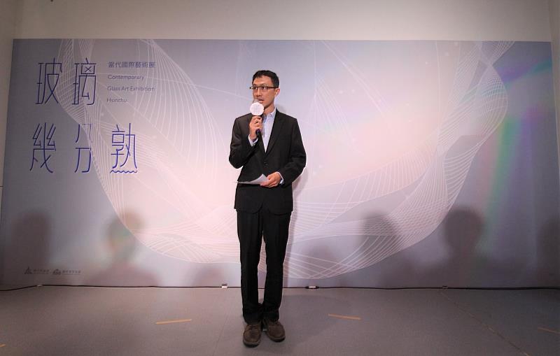 策展人暨參展藝術家鄭銘梵致詞。