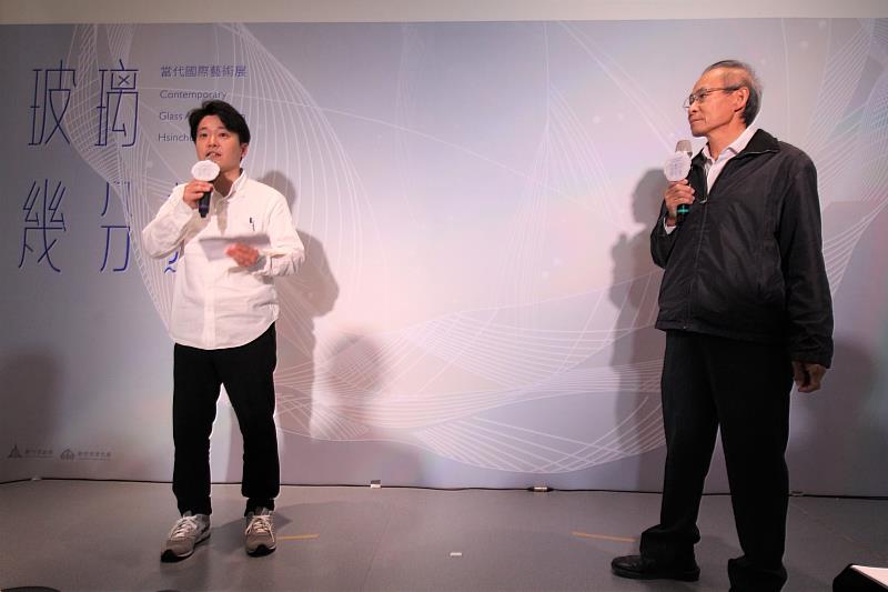 參展藝術家上前功夫（左）致詞、蕭銘芚老師（右）口譯。