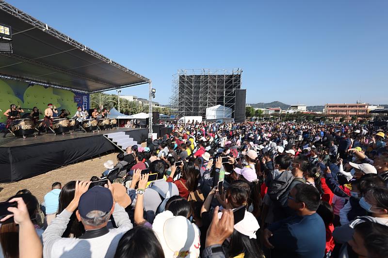 九天民俗技藝團融合當代音樂、武術、舞蹈及戲劇，串聯劇場演出及廟埕戲台，為庄頭劇場彰化場震撼揭幕。