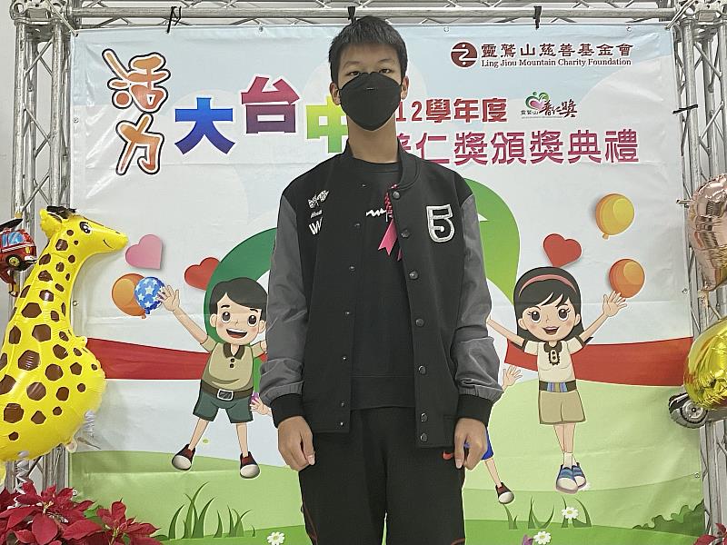 后里國中9年級陳秀雄同學，以正向態度看待過往，他說，留在心中的爸爸，就是他努力用功、孝順媽媽的最大動力。（靈鷲山佛教教團提供）