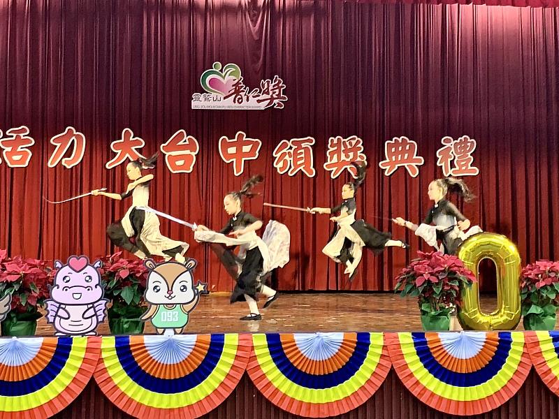 宋淑貞老師帶領一分鐘平安禪和熱力舞蹈，為活動揭開序幕，永安直笛隊和「劍走偏鋒」舞蹈表演，讓現場熱力四射。（靈鷲山佛教教團提供）