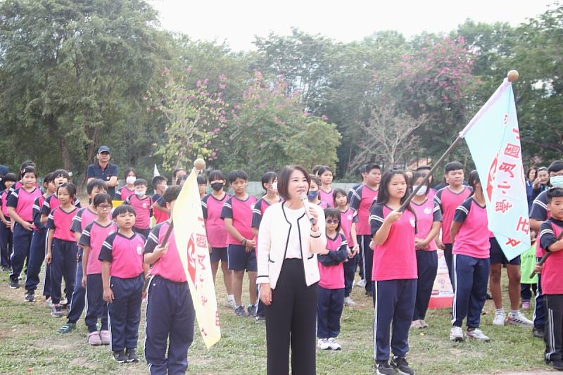 屏東赤山國小，昨（17）日舉辦70週年校慶、村校聯運暨PU跑道啟用典禮4