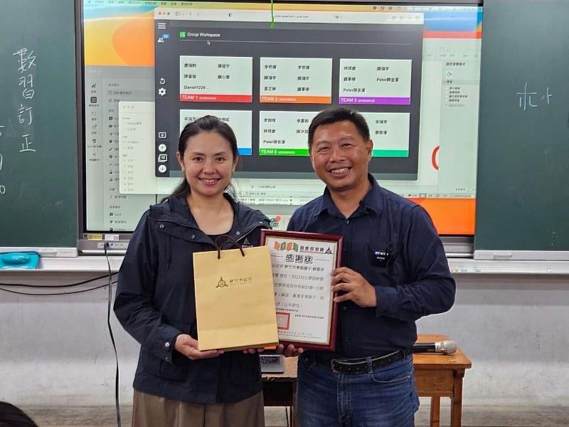 張副處長頒贈南隘國小賴黃宗校長全國公開授課感謝狀與數位獎品。