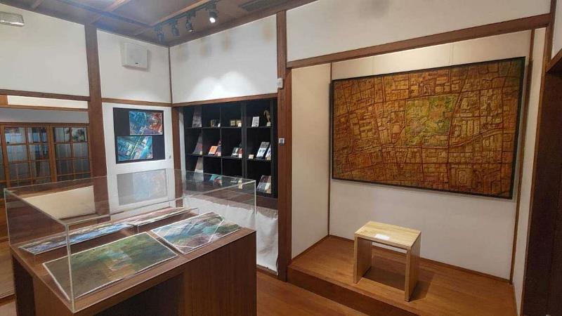 本展多幅「新竹空拍系列」作品，將素材進行抽象化、圖案化、裝飾化。