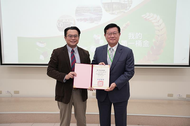 興大宋振銘研發長致贈感謝狀予蔡裕慶董事長（右）