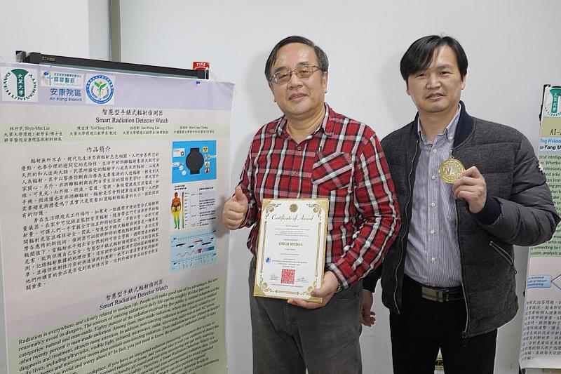 大葉大學環工系陳宜清老師(左)指導博士生林世民(右)在高雄發明展奪金