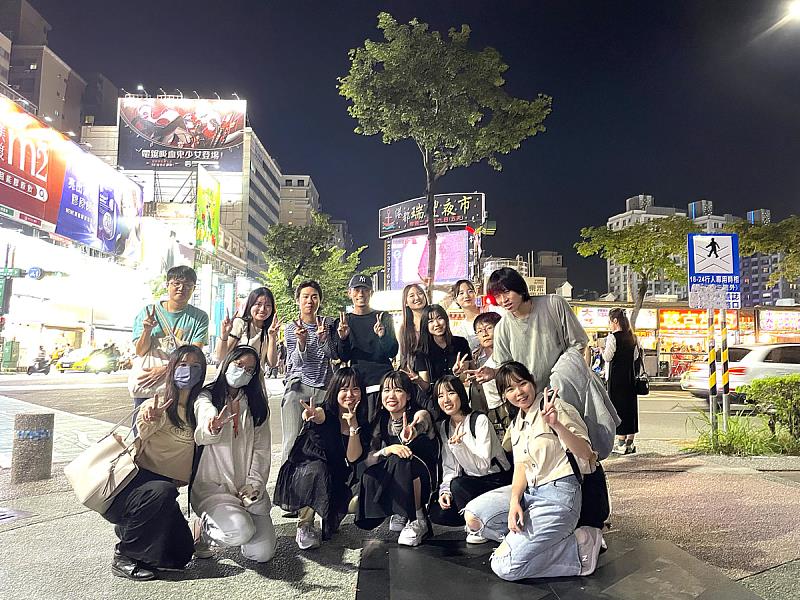 義守大學師生安排高雄市夜市之旅，帶領關西大學學生感受臺灣獨特文化，一同留下美好回憶(照片來源：義守大學提供)。