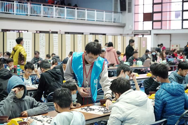 裁判詹宜典老師，中央棋院新竹棋弈果分院， 職業三段，2014、2018世界業餘圍棋錦標賽冠軍