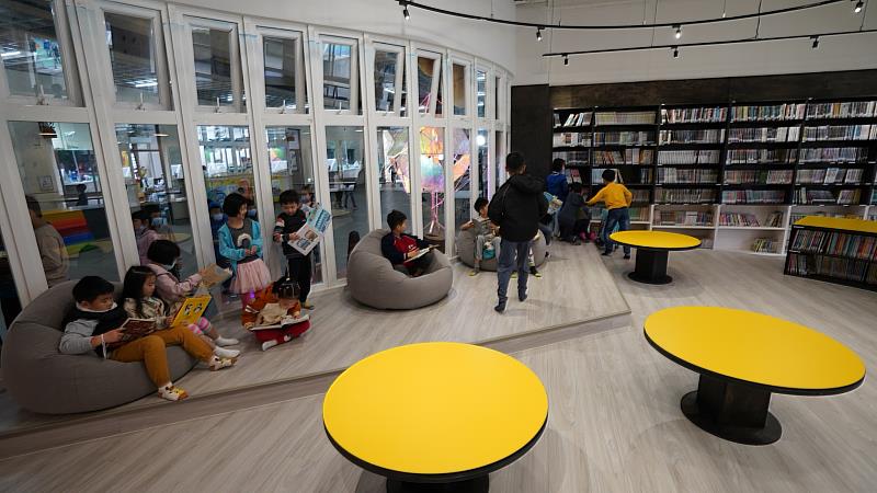 全新落成的閱讀夢想屋，展現社區共讀站新樣貌以及多元圖書功能，提供師生優質閱讀空間。
