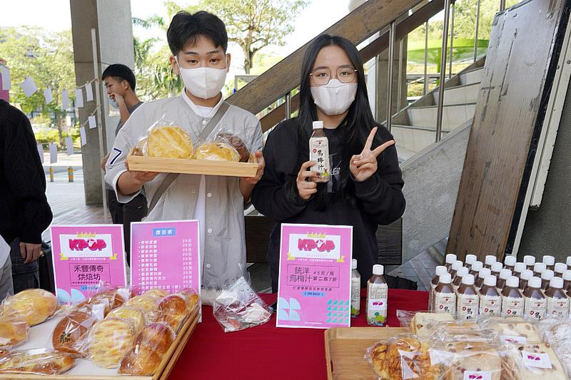 大葉大學企管系學生展示商品