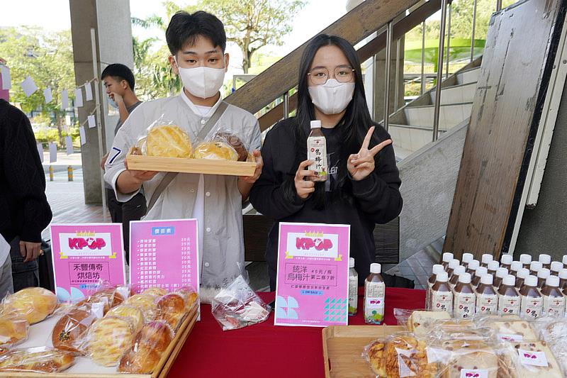 大葉大學企管系學生展示商品