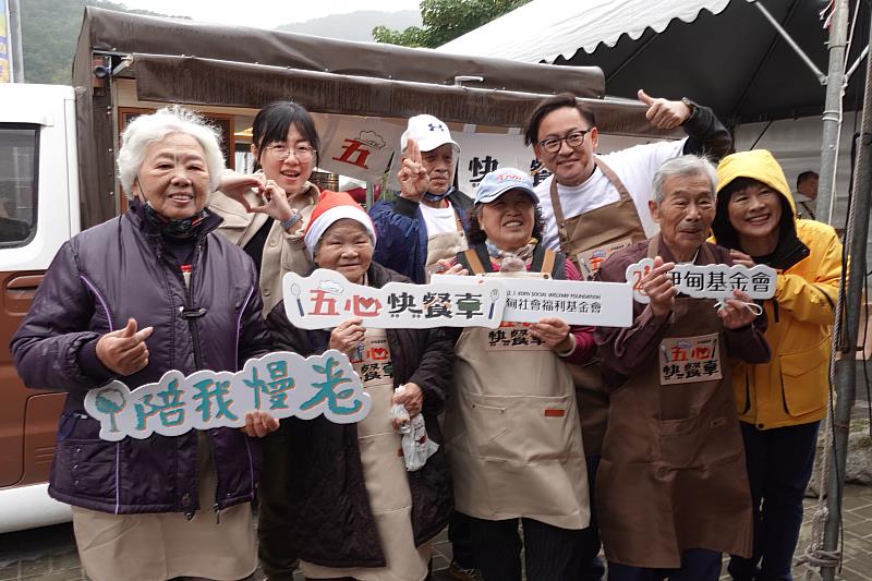 伊甸五心快餐車載著甘心、開心、愛心、耐心還有用心來到坪林老街，感謝民眾無畏風雨熱情支持，活動圓滿落幕。