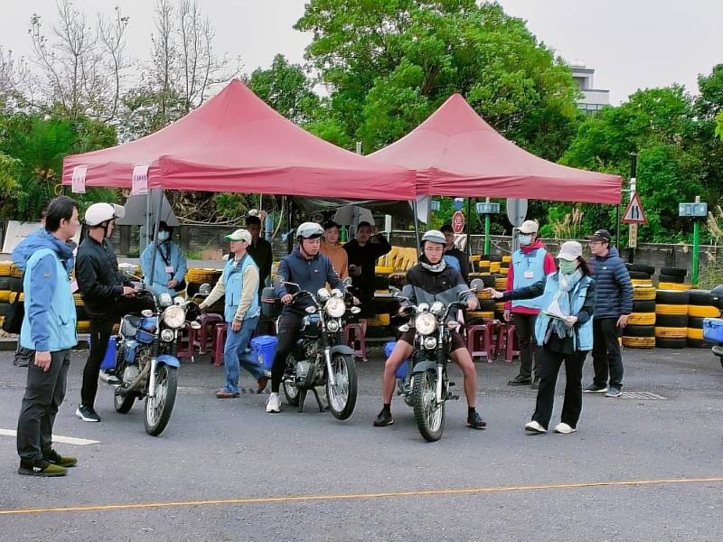 12月16曰術科考試騎乘循環檔機車