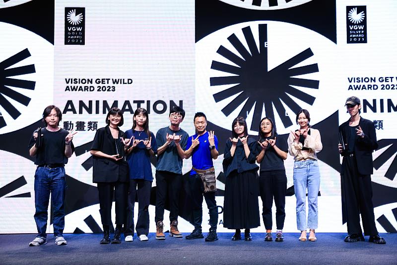 許啟倫(右一)作品「Eureka 尤里卡」獲「放視大賞」動畫類3D動畫組銅獎。