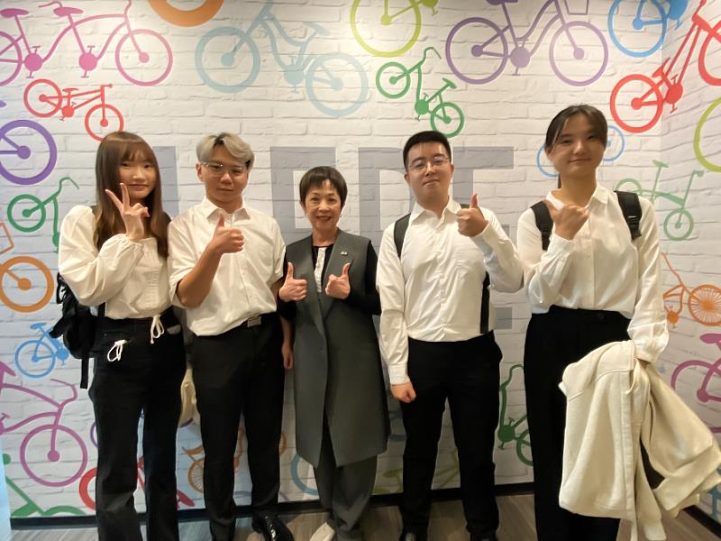縮時節碳團隊與YouBike微笑單車公司董事長劉麗珠（右三）進行交流。（郭迺鋒提供）