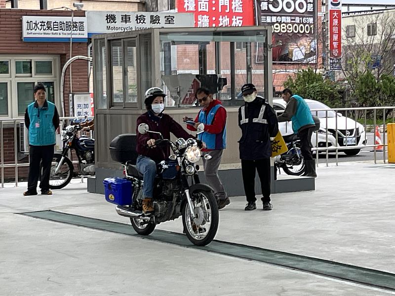 術科測驗-騎乘循環檔機車