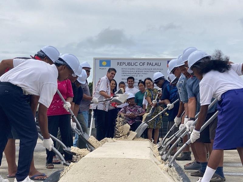 惠恕仁總統與黎大使在 Ibobang 傳統高中為籃球場工程破土並與高中校長、學生合影