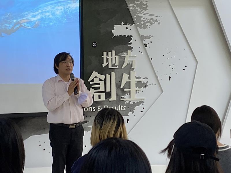 12月8日成果發表會，學生們分享在場域的經歷並與教授進行互動交流。