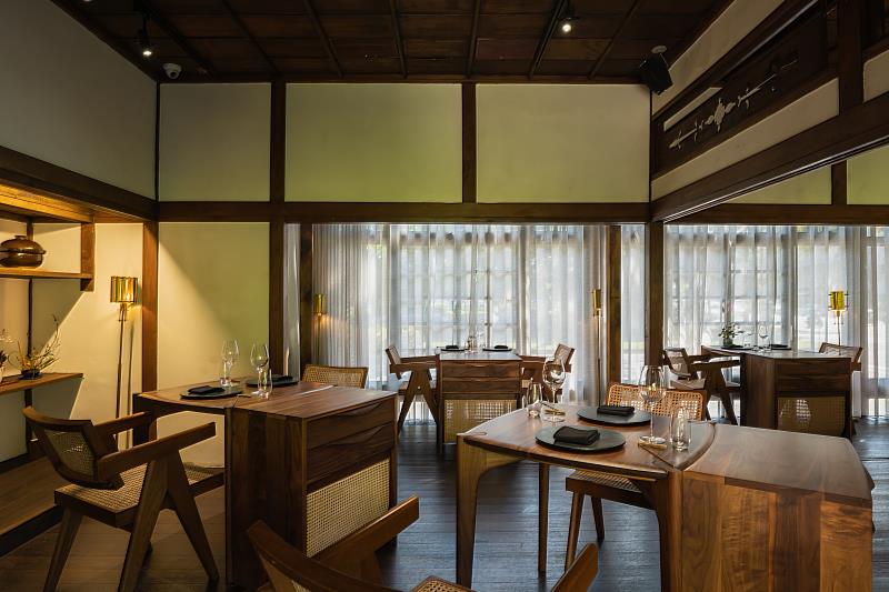 樂埔薈所內部用餐區，手工訂製木頭餐桌及設計師品牌餐椅，與日式老屋風格相呼應。
