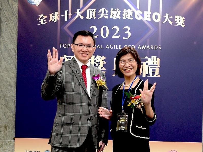 叡揚雲端事業群總經理胡瑞柔(右) 與首位台灣國際Scrum大使-周龍鴻博士於首屆「十大頂尖敏捷CEO」頒獎典禮合影
