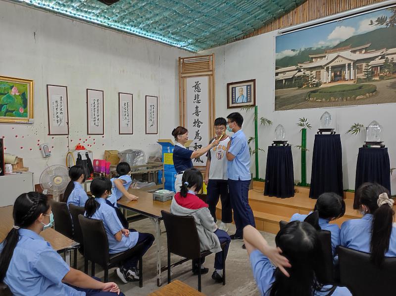 中信高中與慈濟安康資源回收站合作，透過互動教學讓學生更認識永續發展目標（SDGs）。(圖/中信國際學校提供)