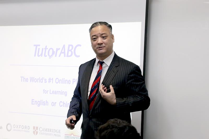 TutorABC Co-Chairman Sam Yang shares insights into the company's business philosophy with students.