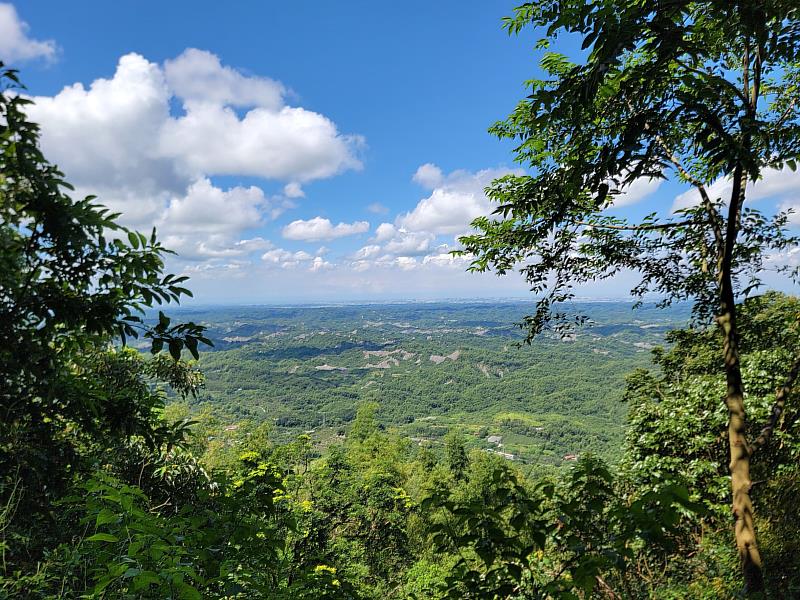 龍麟山步道可眺望山村景色，該步道具有挑戰性，嘉義分署請登山民眾應做足準備、注意自身安全