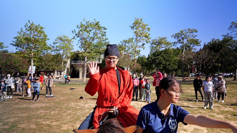 學生帶來馬術表演揭開序幕