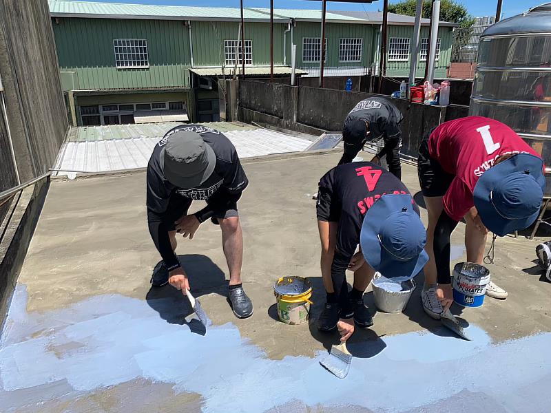 愛家服務隊隊員赴平鎮個案家庭進行屋頂防水工程