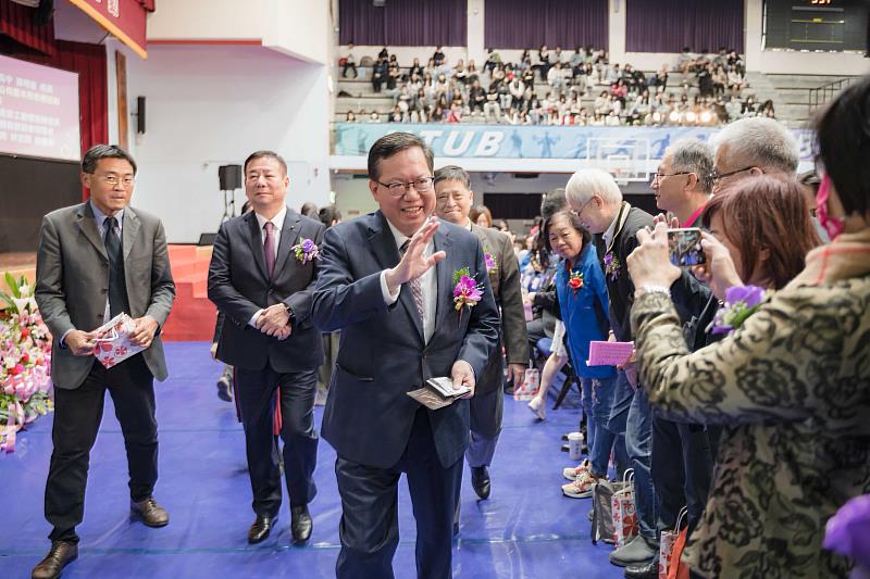 鄭文燦副院長也特別蒞臨北商大參加典禮，希望北商大未來培養更多國際行銷人才為台灣效力。