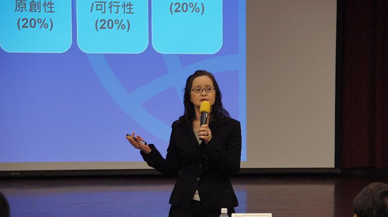 世新大學企業管理學系主任王美雅講解競賽規則。（世新大學提供）