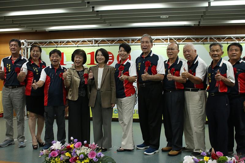 屏東縣調解及法律扶助業務績優人員表揚大會_縣長與委員合影