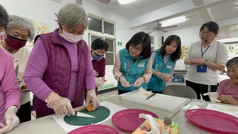 嘉義縣積極推動失智據點 長輩手繪粉彩畫 成功開畫展圓夢