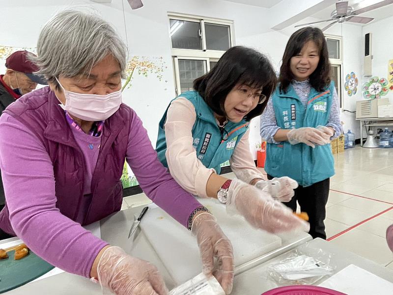 嘉義縣積極推動失智據點 長輩手繪粉彩畫 成功開畫展圓夢