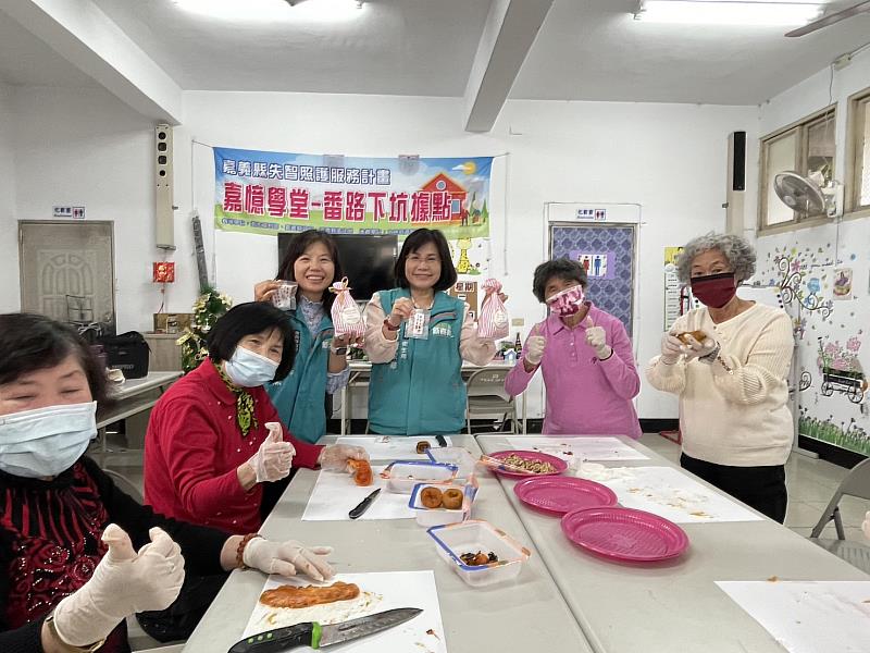 嘉義縣積極推動失智據點 長輩手繪粉彩畫 成功開畫展圓夢