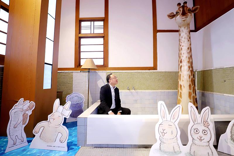 臺中刑務所浴場延續空間的公共性，文化部長史哲邀請大眾一起「泡漫畫」。