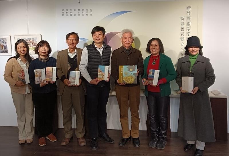 圖2. 文化局代理局長李欣耀(左4)、新竹市前市長蔡仁堅(右3)與叢書作者、編審合影