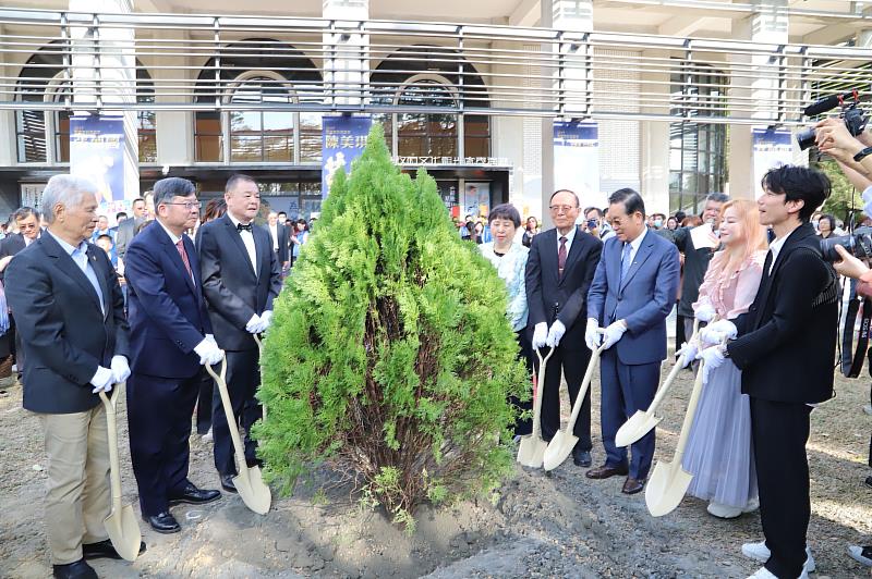 南華大學林聰明校長(右4)榮獲「榮耀雲林典範獎」，並種下典範之樹。