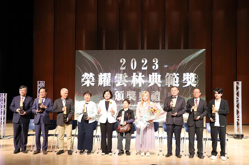 南華大學林聰明校長(右2)榮獲「榮耀雲林典範獎」，張麗善縣長(左5)與獲獎人合影。
