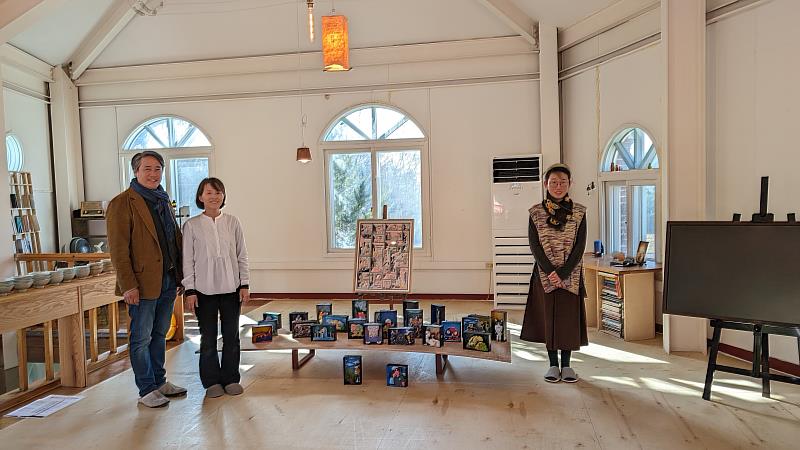 雕塑家Jinho Choi(左起)、曾惠青老師、Seungyoun Lee老師於展出現場合影