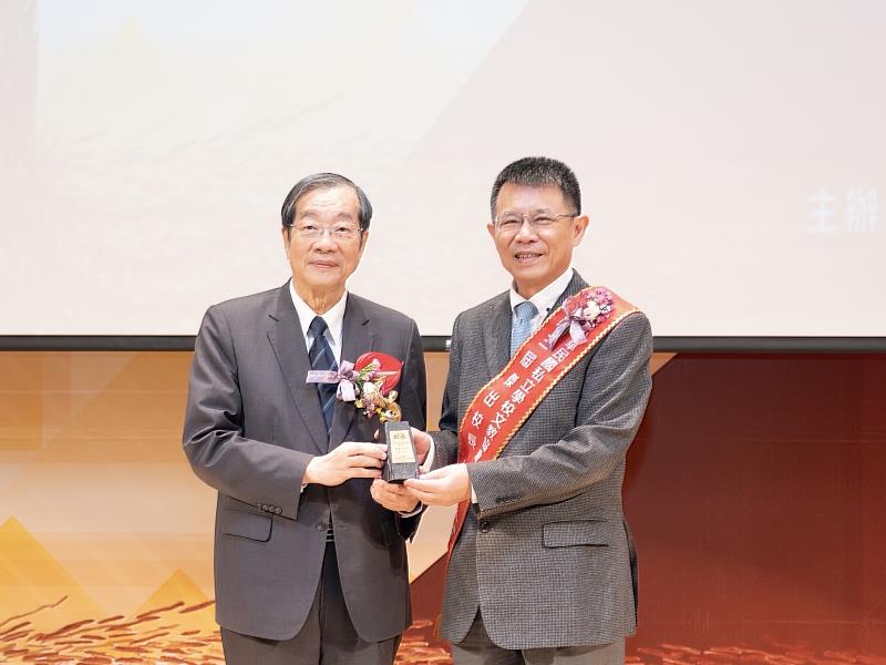 東吳大學校長潘維大(右)榮獲傑出校長獎，由考試院長黃榮村(左)頒獎