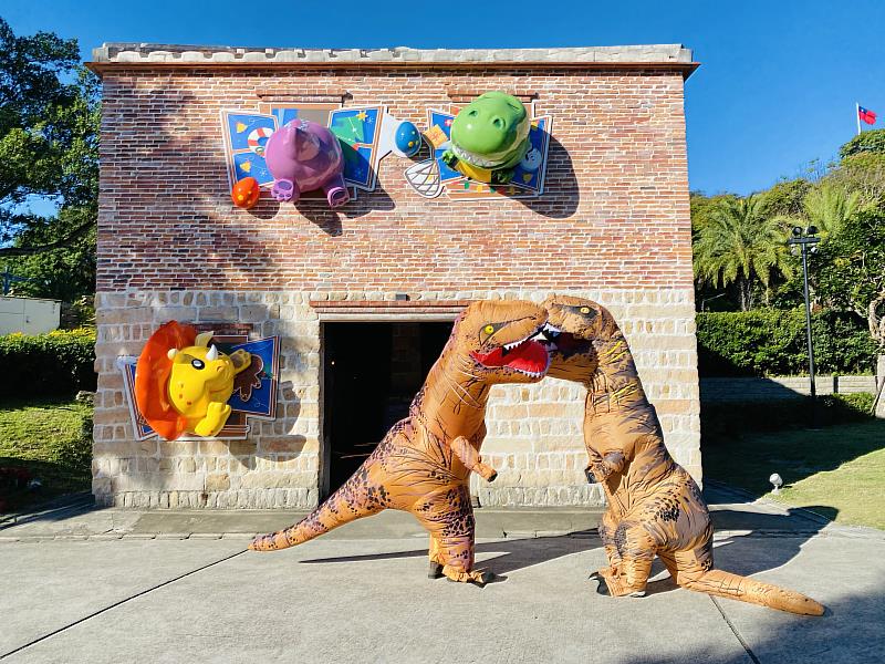 淡水古蹟博物館即日起至12/31在粉絲專頁同步舉辦全臺首次跨縣市的「四大恐龍聯合放閃」線上活動，與任一處的恐龍合影就有機機會獲得恐龍好禮。