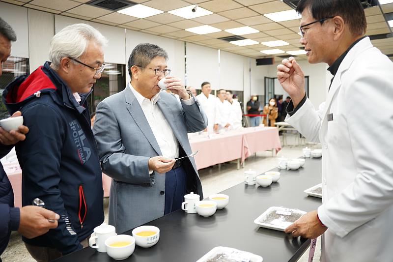 縣長楊文科(中)現場也品嘗獲獎茶，他大讚茶香清香撲鼻，入口有蜂蜜及果香。