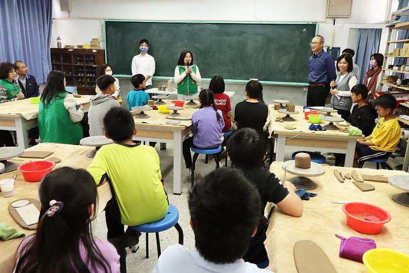 張榮發基金會執行長鍾德美（後排左三）致詞時表示，孩子的養成如同捏陶，每一位都是獨一無二的作品。(張榮發基金會提供)