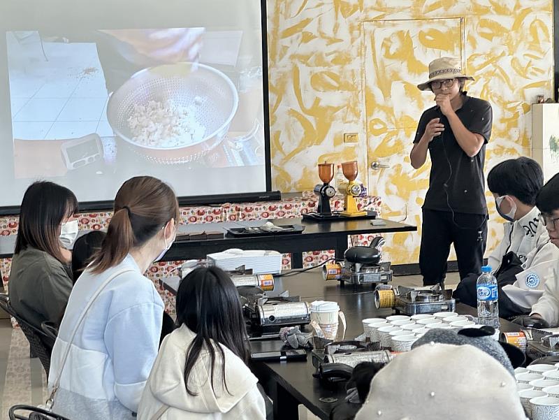 圖說二：台灣金石咖啡休閒農場負責人張少綸老師講解咖啡製作過程