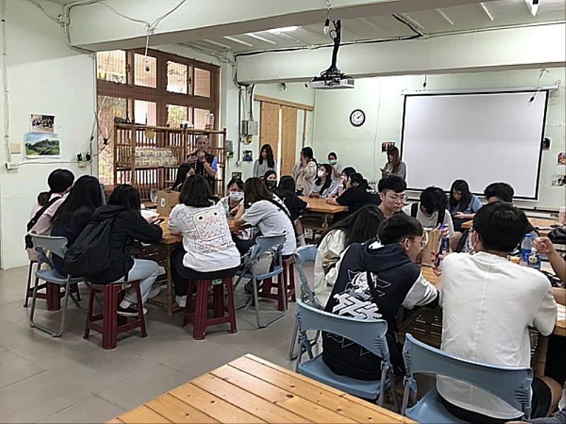 左鎮公館社區陳柳足理事長與同學們介紹社區商品之情形。