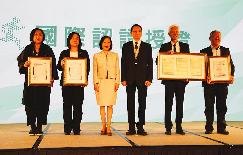 獲SGS頒贈台北南港展覽館永續報告書保證聲明書。(貿協提供)