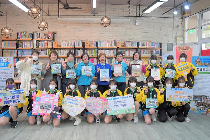 新竹縣女童軍會送愛悅讀活動，今天至竹北國中贈書。